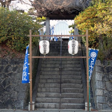 かなり急な石段