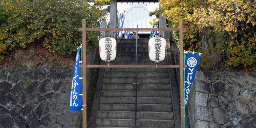 かなり急な石段