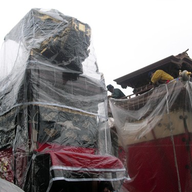 カッパをかぶる山車