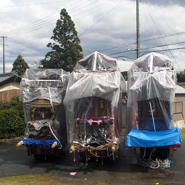 カッパをかぶせた山車