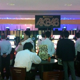 2013.06.19_kuchida_blog_1 「スロット AKB 48」の展示会へ