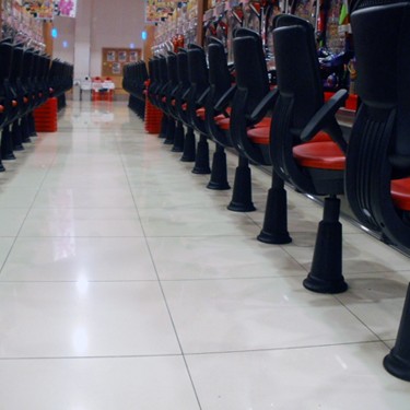 2013.06.28_rinku_blog_1 りんくう店のイスたちです。