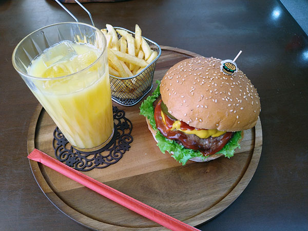 中京競馬場前駅から徒歩1分 衝撃の鉄板スープカルボナーラバーガーが食べられる ハンバーガーショップ『ゴリバーガー』