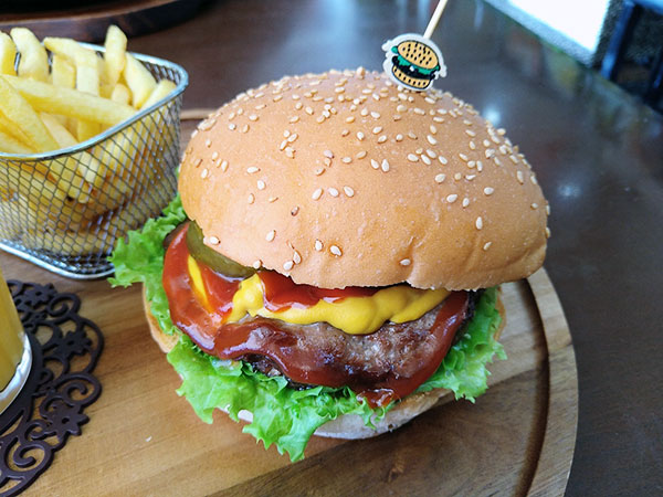 中京競馬場前駅から徒歩1分 衝撃の鉄板スープカルボナーラバーガーが食べられる ハンバーガーショップ『ゴリバーガー』