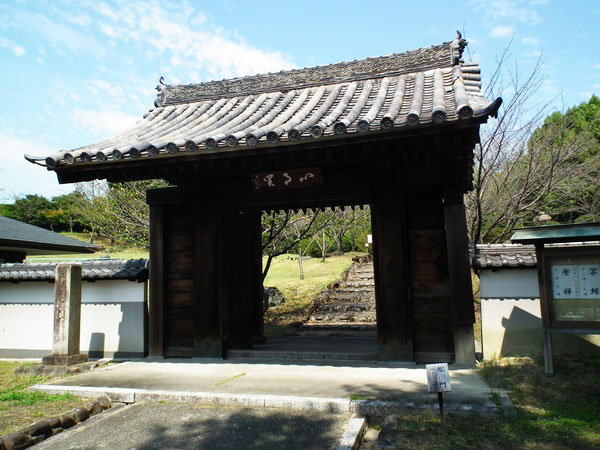 乾坤院総門（移築城門）