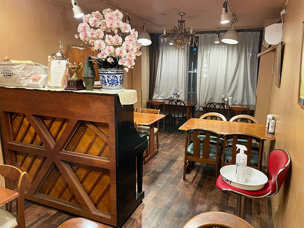 大府駅から徒歩2分！昼は本格サンドイッチ、夜はバーも営む地元から40年以上愛された老舗の喫茶店『ふらんす屋　蔵（くら）』