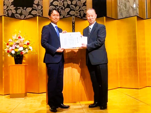 表彰式3ニッコリ