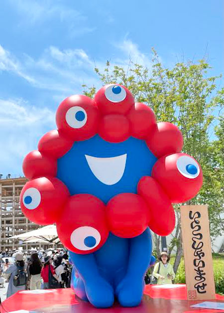 ミャクミャク正座