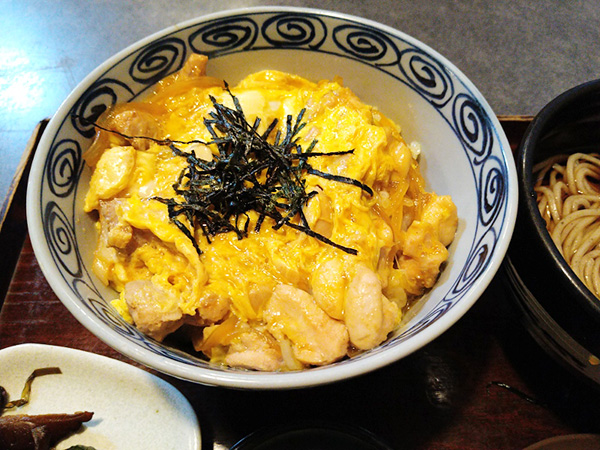 具だくさんの味噌煮込みうどんが絶品！ 東海市荒尾町にある手打ちうどん・そば『やすえ』