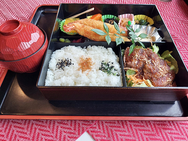 エビフライと牛ヒレステーキのお弁当 エビフライと牛ヒレステーキのお弁当
