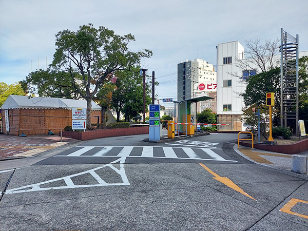 駐車場出入口 駐車場出入口