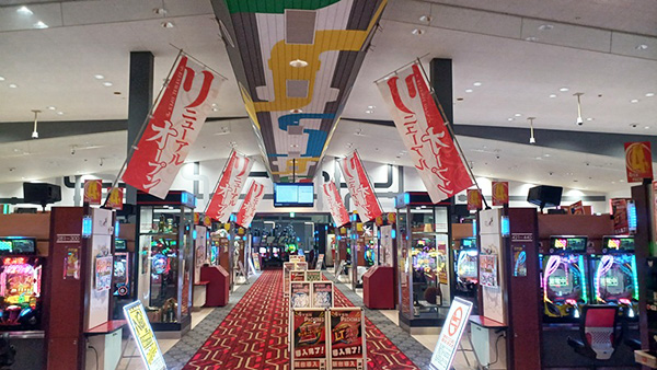 中央通路に絨毯＆天井塗装