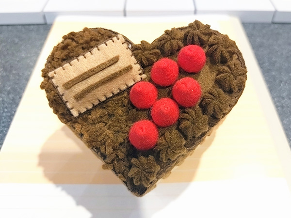 完成したフェルトケーキ