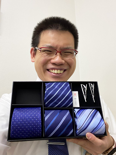 5色のネクタイとタイピン3個セット