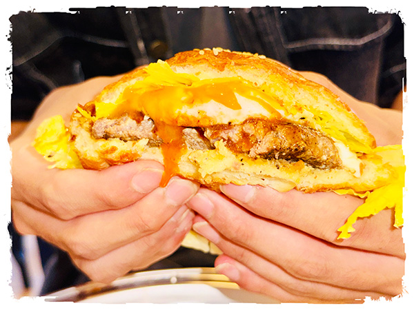 とろりと半熟卵があふれ出すテリタマバーガー とろりと半熟卵があふれ出すテリタマバーガー