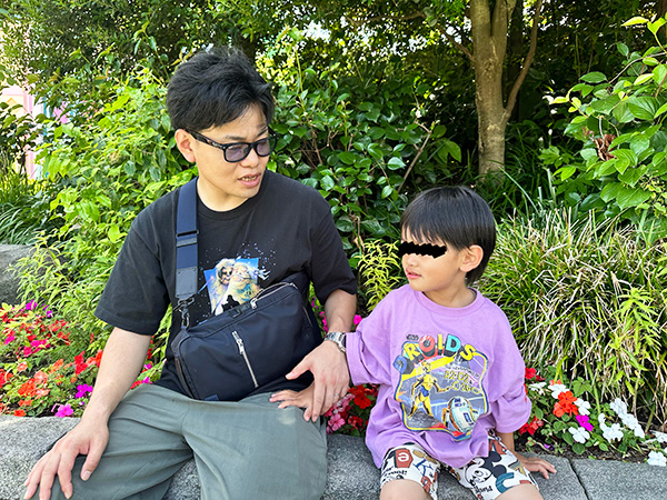 休憩する父と息子